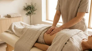 Osteopatas apžiūri pacientą gydymo stale